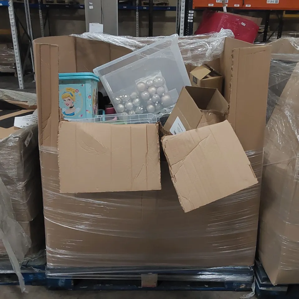 PALLET OF ASSORTED ITEMS INCLUDING: SCOVILLE PANS, CHRISTMAS DECORATIONS, PLAYMOBIL ACTION HERO'S TOY, HAPELLO FLOWER BUILDING PLAYSET, FITTED SHEETS ECT