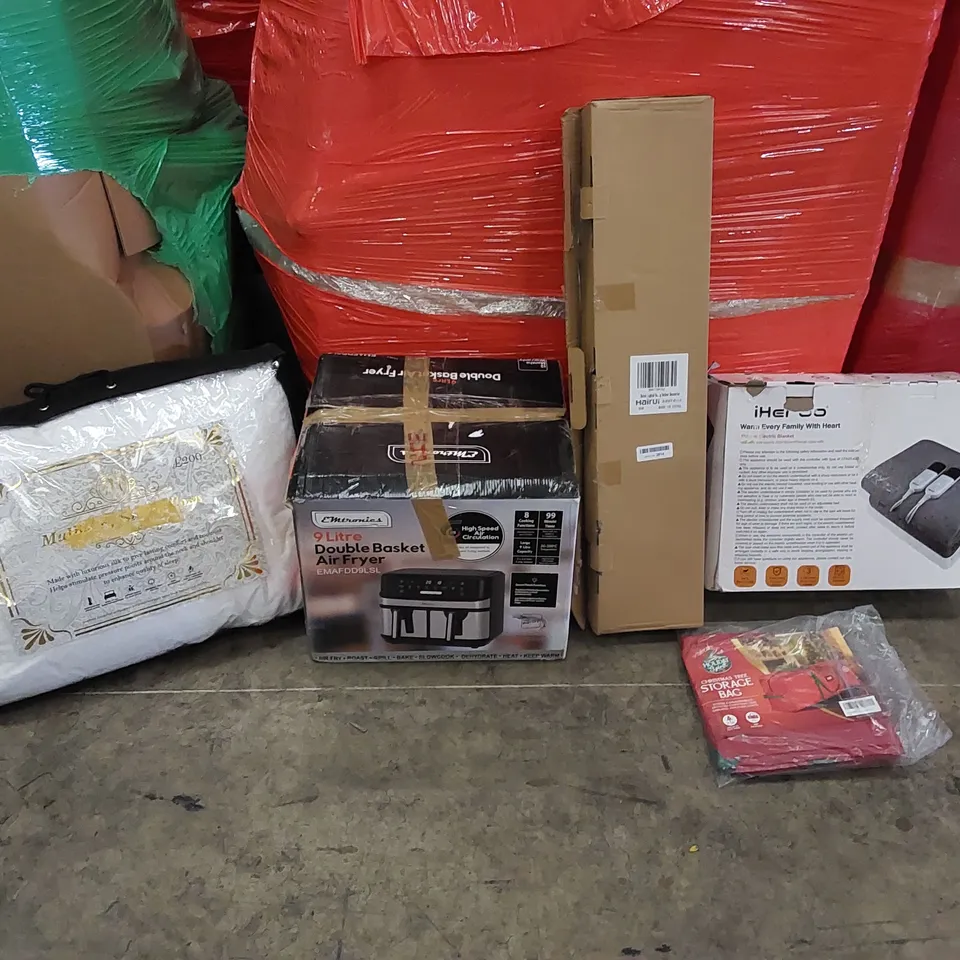 PALLET OF ASSORTED ITEMS INCLUDING: AIR FRYER, ELECTRIC BLANKET, PILLOWS, CHRISTMAS STORAGE BAG, OUTDOOR CHRISTMAS DECORATIONS 