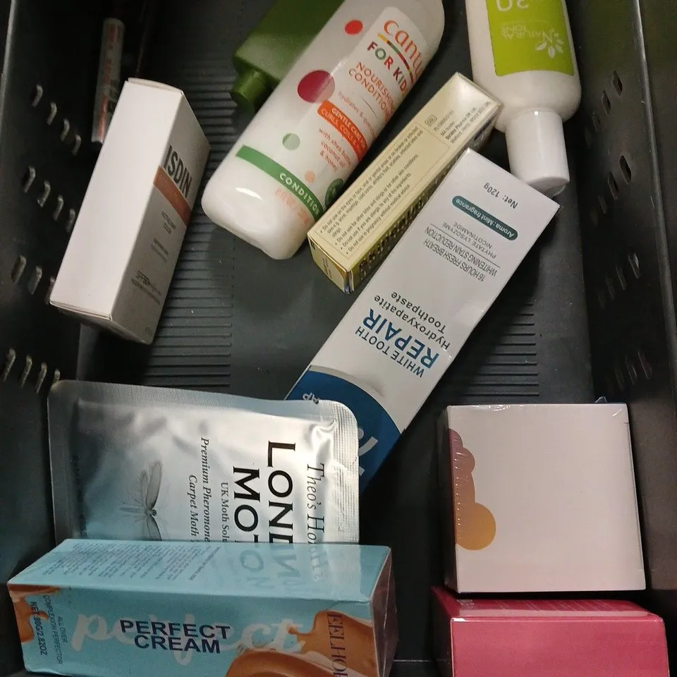 APPROXIMATELY 20 ASSORTED HEALTH & BEAUTY PRODUCTS TO INCLUDE AKT BODY CONDITIONING BALM, WAUNT SKIN RETOUCHER, NICESMILE TOOTHPASTE, ETC