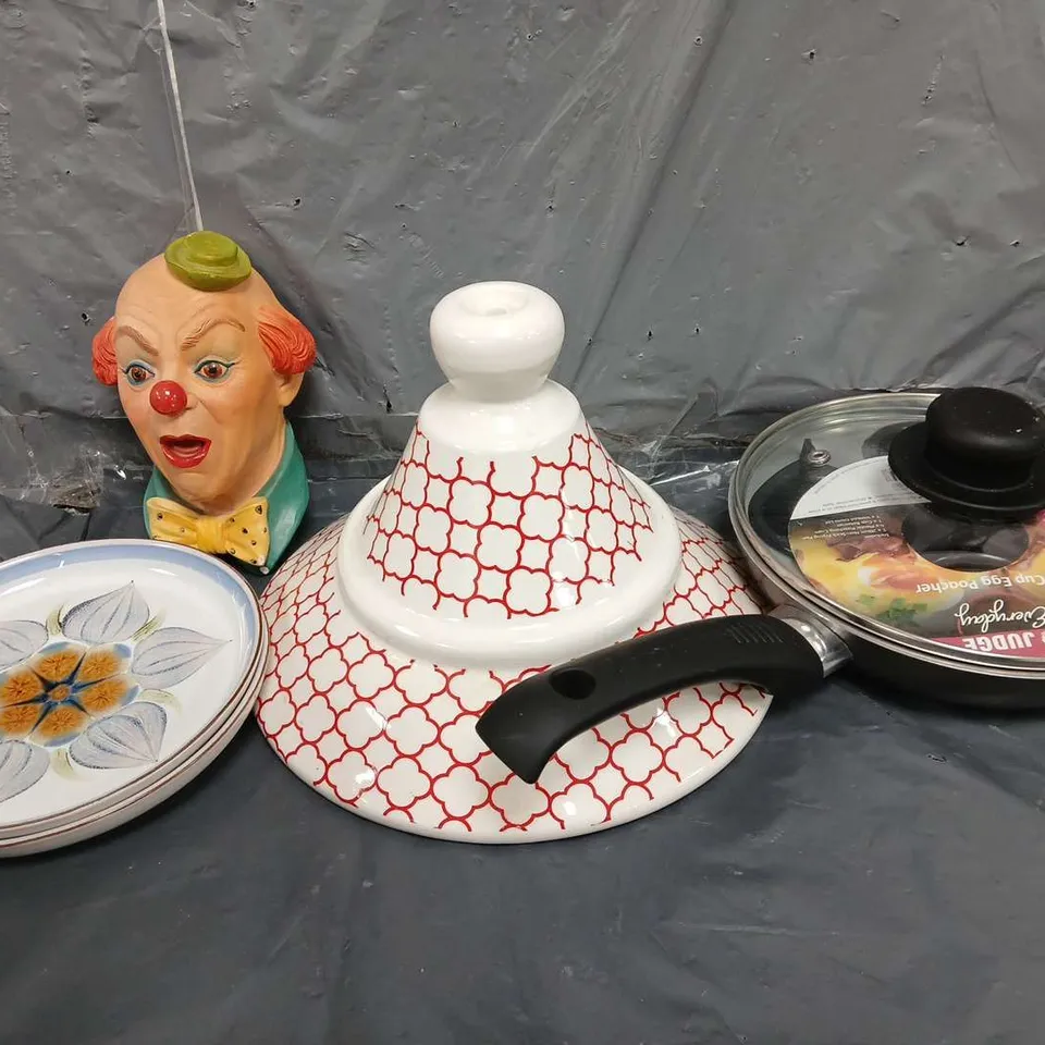 APPROXIMATELY 12 ASSORTED HOUSEHOLD ITEMS TO INCLUDE 4 CUP EGG POACHER, CLOWN FACE ORNAMENT, SMALLL FLORAL PLATES, ETC - COLLECTION ONLY