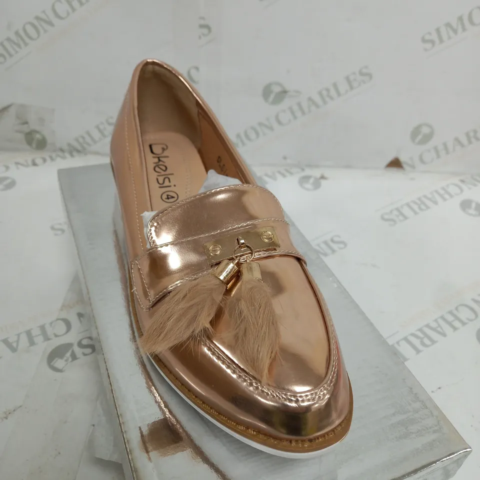 BOX OF APPROXIMATELY 10 PAIRS OF CHAMPAGNE LOW HEELED SHOES 