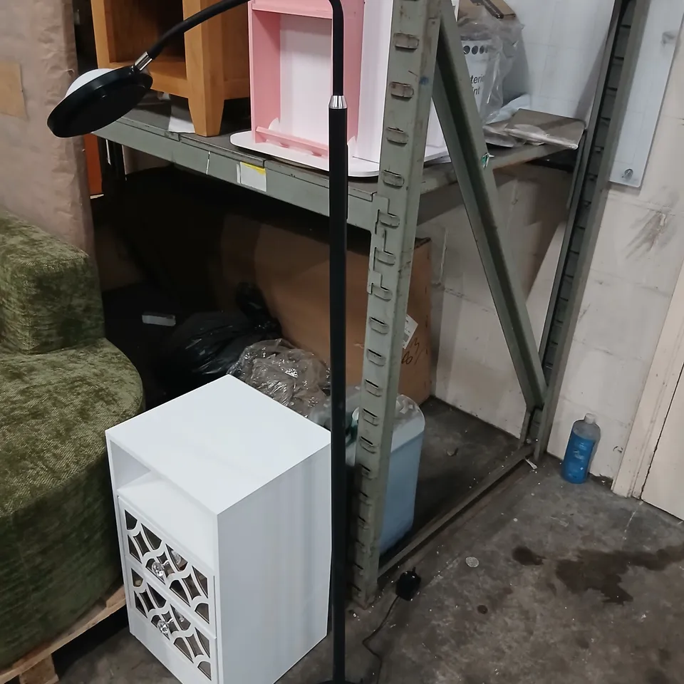 FREESTANDING FLOOR LAMP