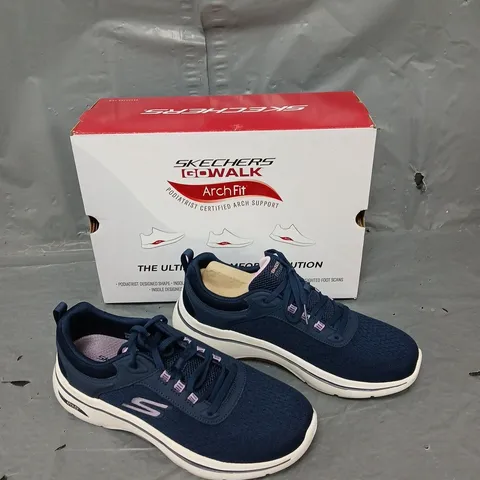 BOXED PAIR OF SKECHERS GO WALK ARCHFIT WOMENS LACE UP TRAINER NAVY UK 6