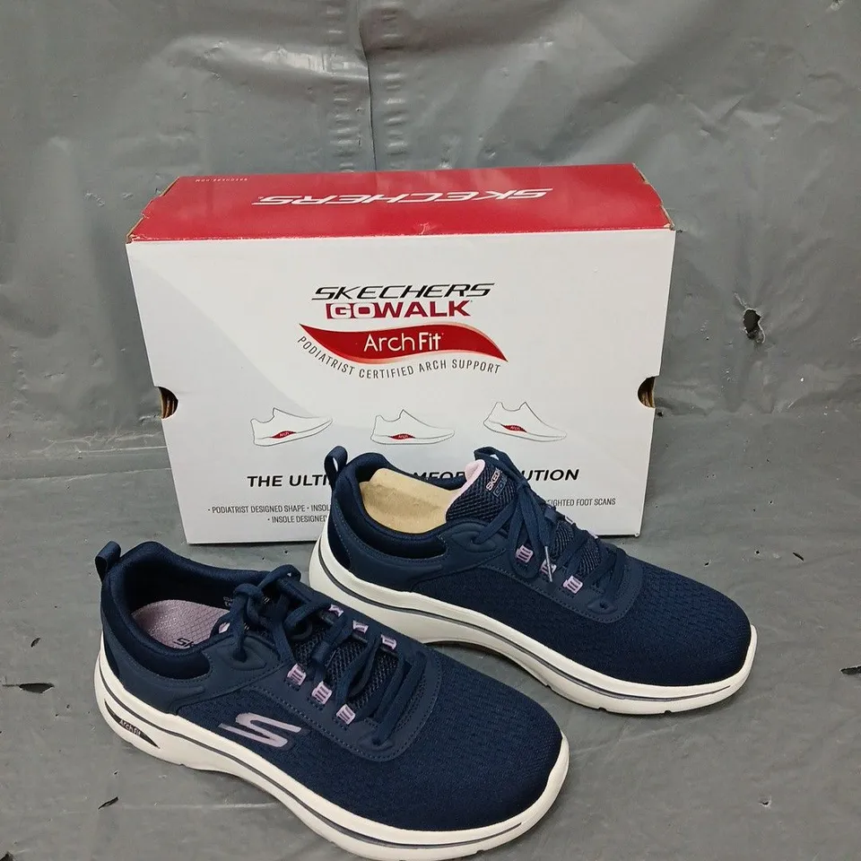 BOXED PAIR OF SKECHERS GO WALK ARCHFIT WOMENS LACE UP TRAINER NAVY UK 6