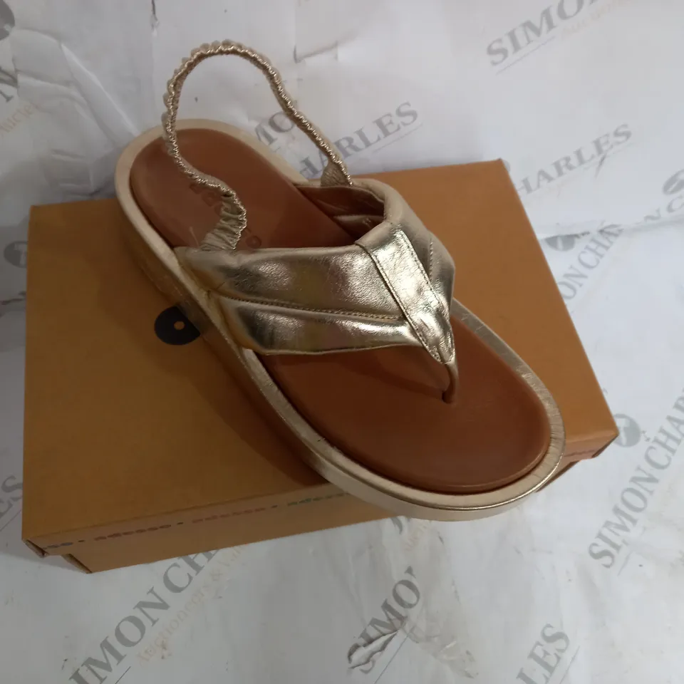 BOXED ADESSO LEATHER PLATFORM SANDAL IN GOLD SIZE 7