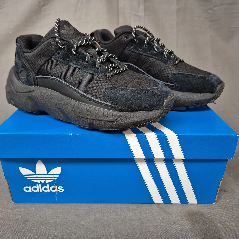 BOXED PAIR OF ADIDAS KID'S ZX 22 SHOES IN BLACK UK SIZE 4