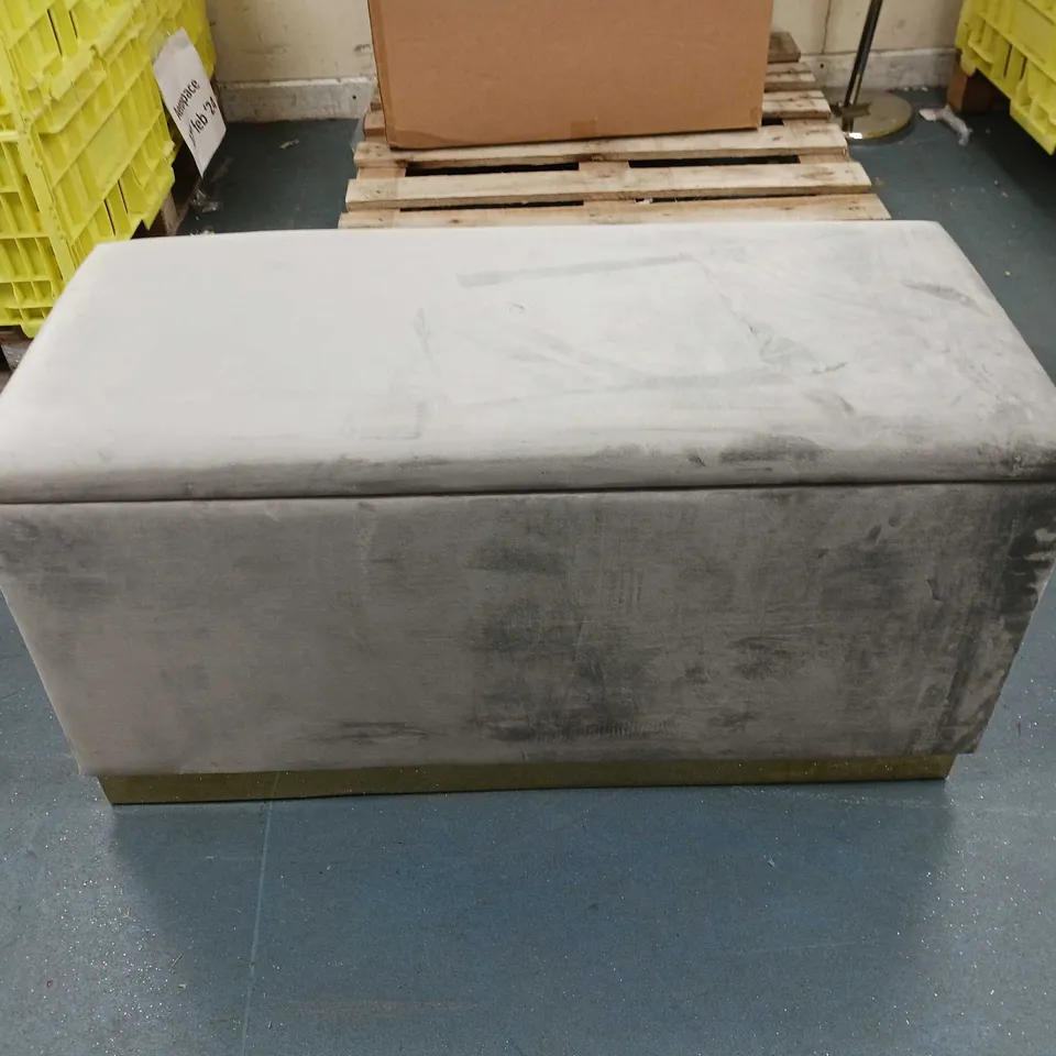 ALSION CORK VELVET GREY STORAGE WITH TWO STOOL