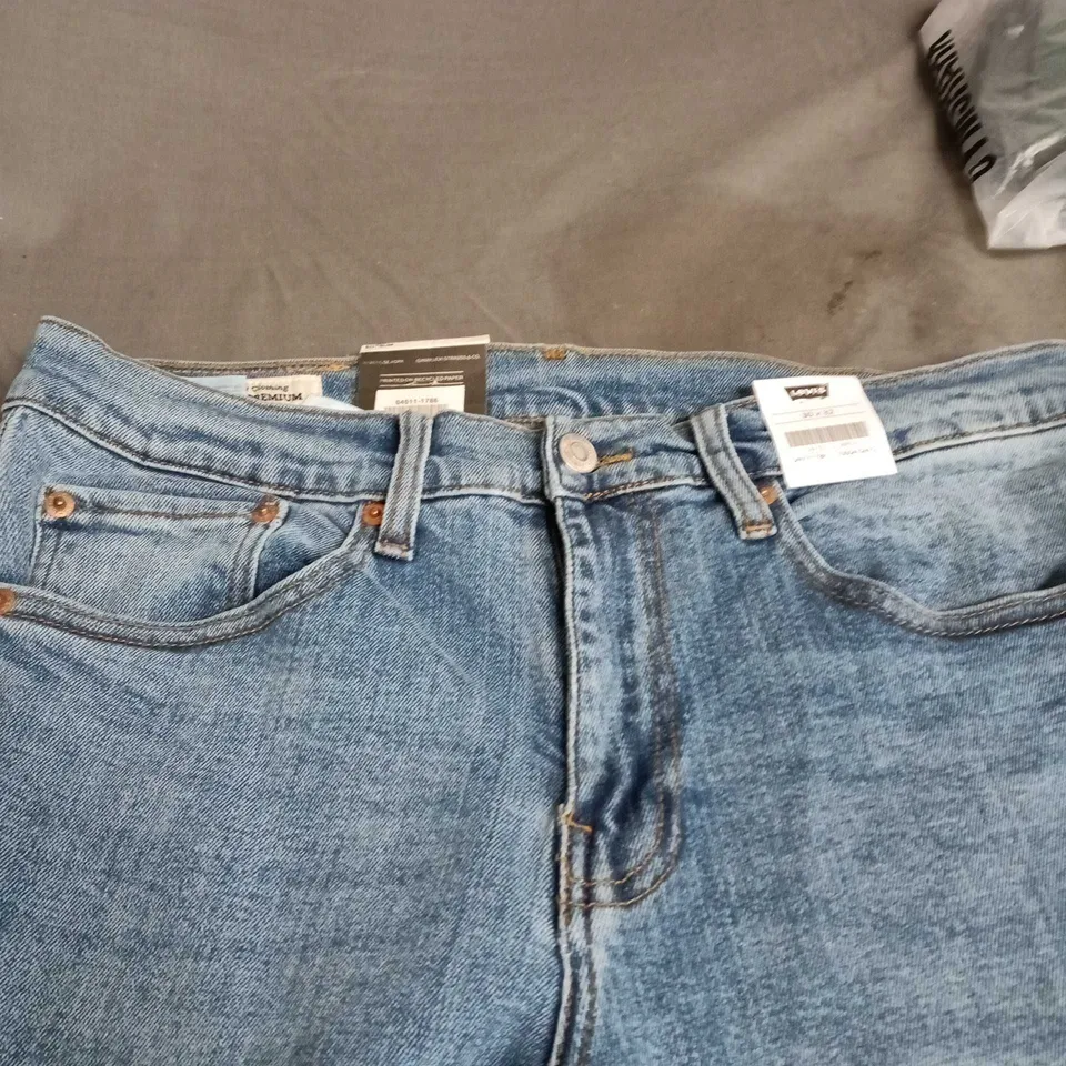 LEVI'S DENIM JEANS – LIGHT WASH SLIM FIT - SIZE 32 X 30