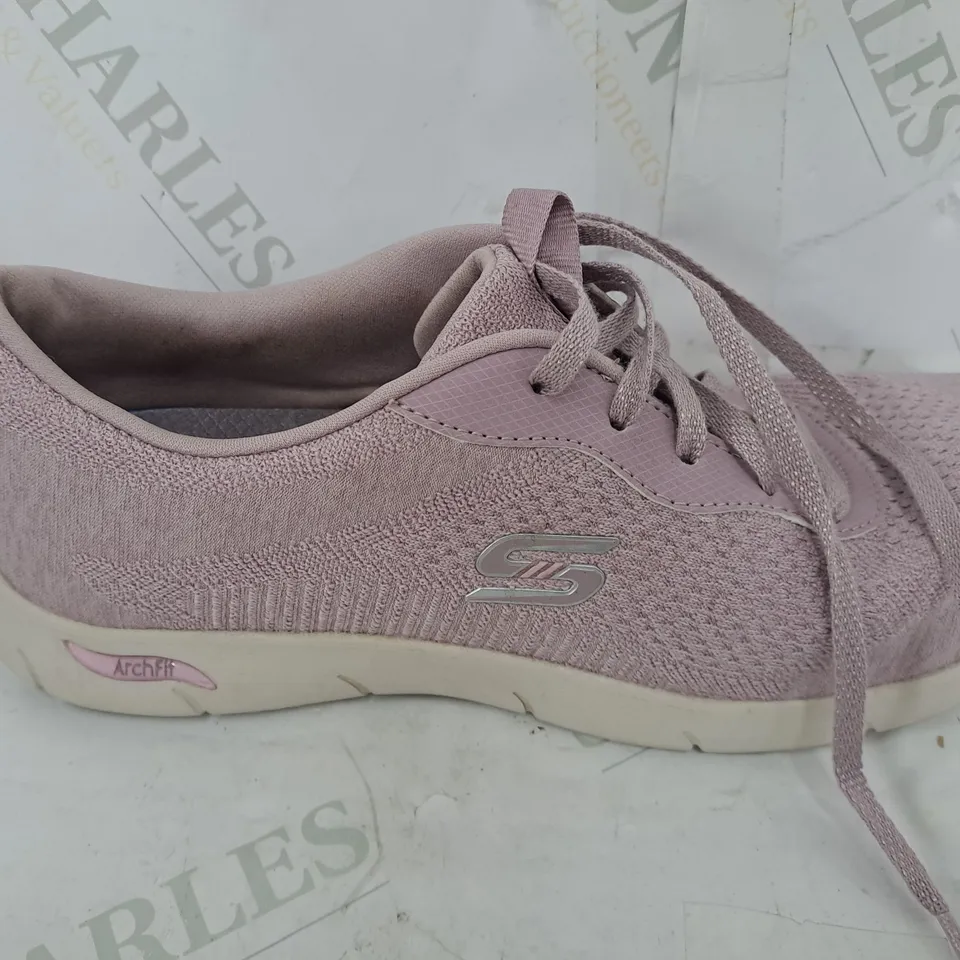 SKETCHERS ARCHFIT TRAINER SIZE 5.5