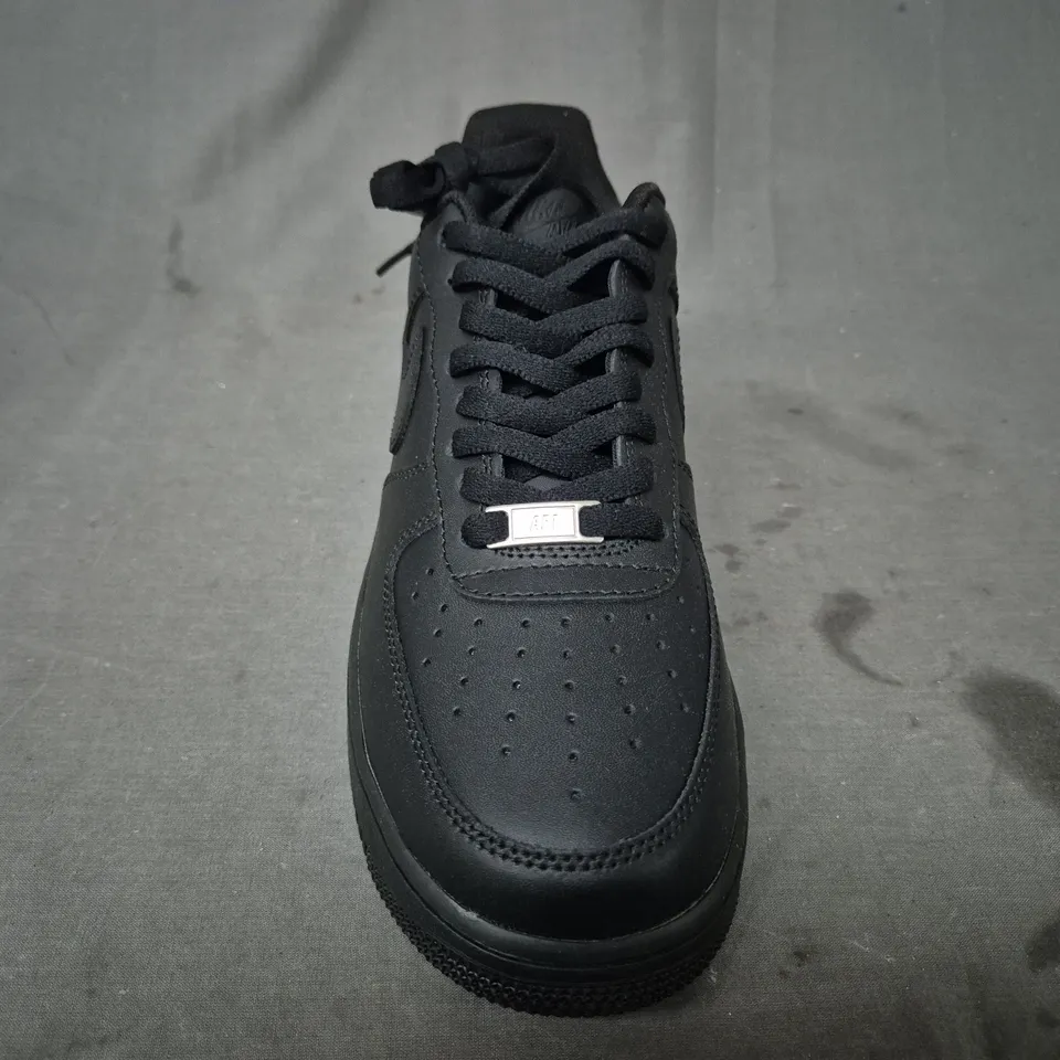 BOXED PAIR OF NIKE AIR FORCE 1 '07 SHOES IN BLACK UK SIZE 9