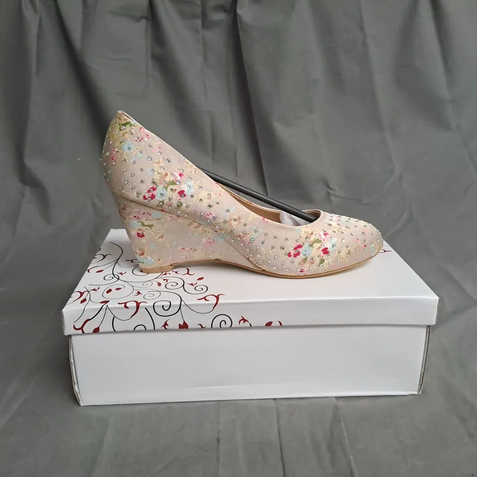 BOXED LOT OF 12 PAIRS OF LADIES WEDGE SHOES. VARIOUS SIZES