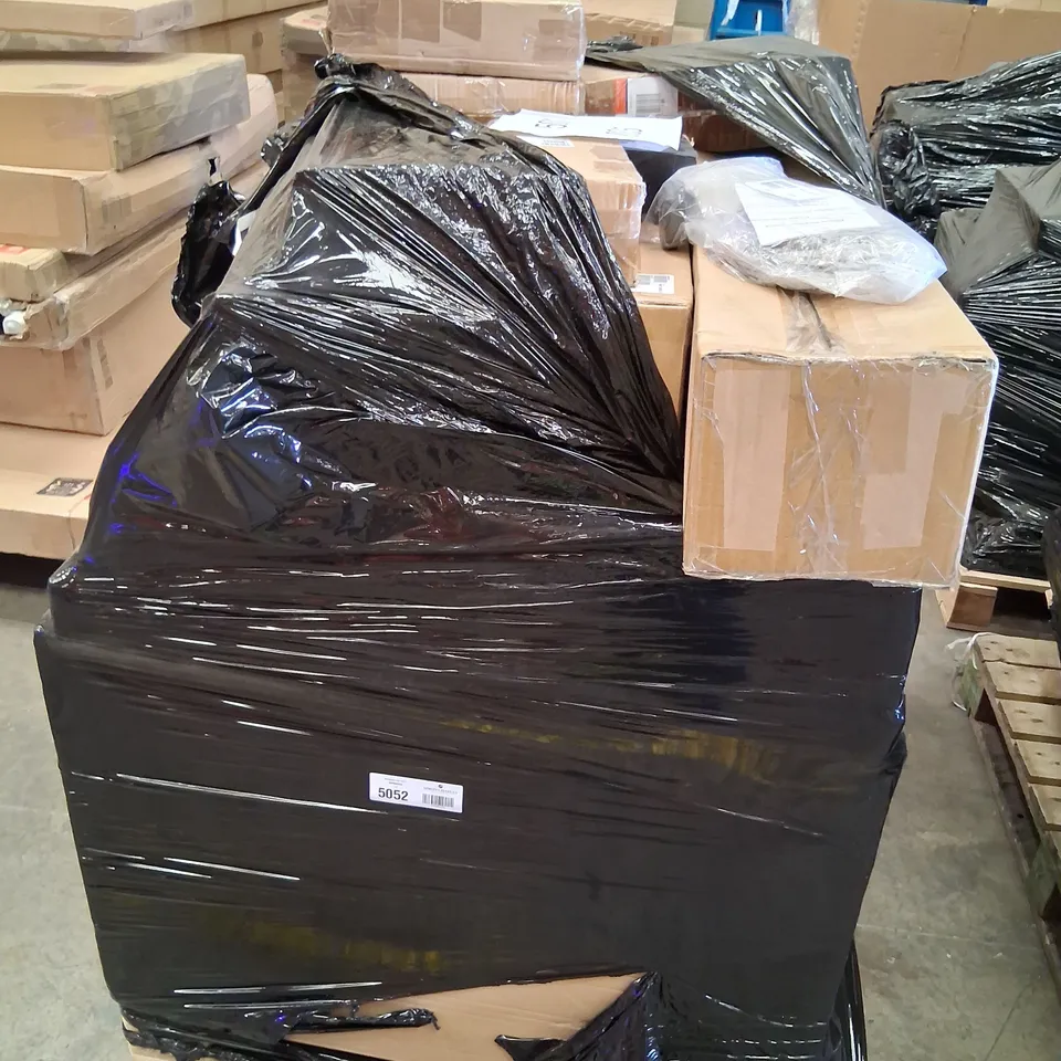 PALLET OF APPROXIMATELY 38 ASSORTED GARDEN PRODUCTS TO INCLUDE; LED BUTTERFLY, FAUX ELEPHANT EAR AND WINDCHIMES