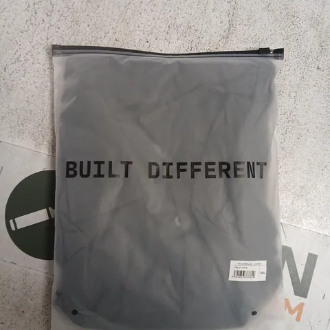 BAGGED BUILT DIFFERENT POLO T-SHIRT IN CARBON SIZE 3XL