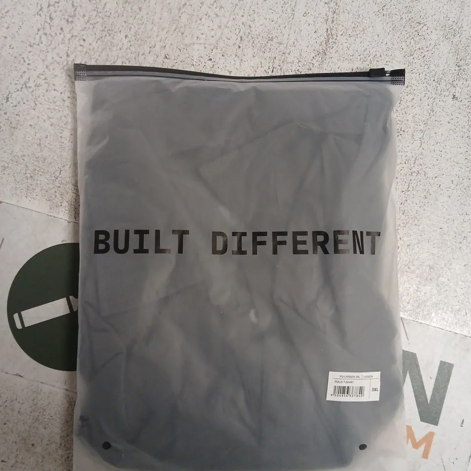 BAGGED BUILT DIFFERENT POLO T-SHIRT IN CARBON SIZE 3XL