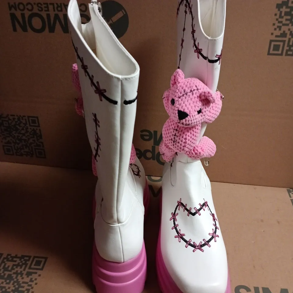 BOXED KOI TWISTED TEDDY TETHERS LONG BOOTS – WHITE, UK SIZE 6
