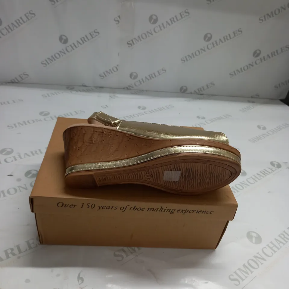 BOXED PAIR OF CUSHION WALK WEDGE SHOES IN GOLD - SIZE 6