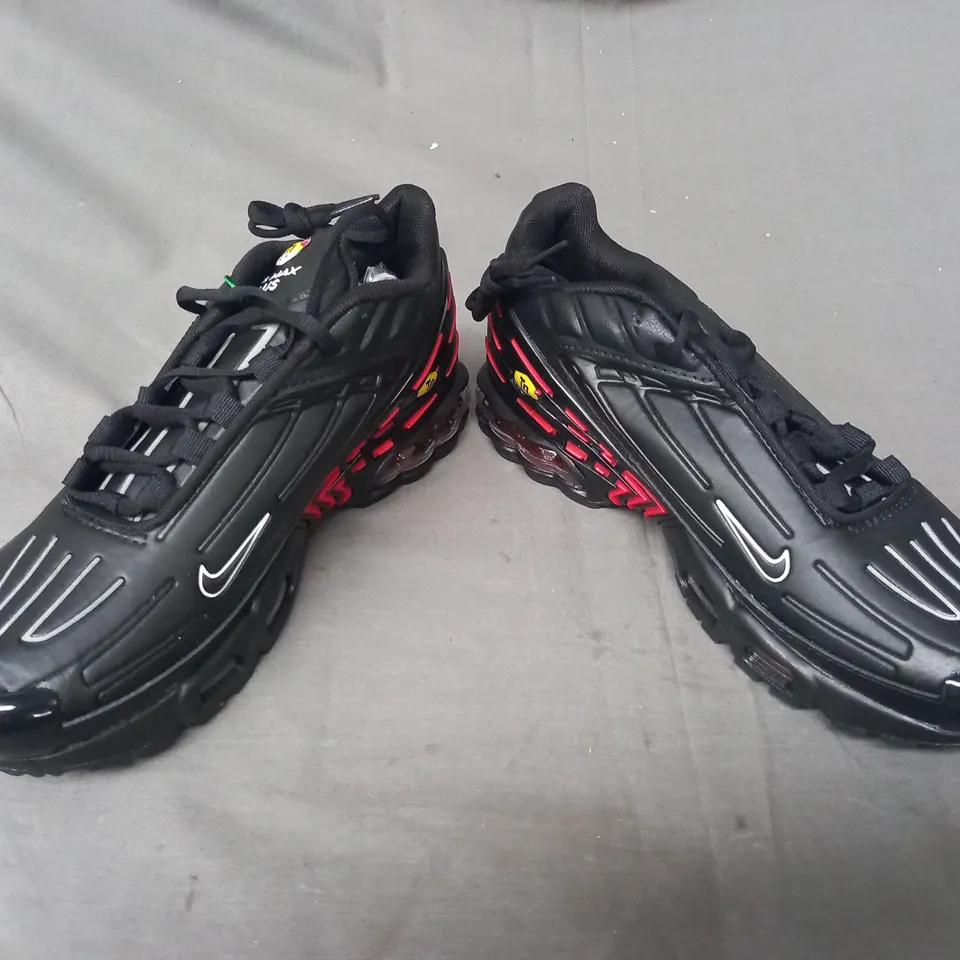 PAIR OF NIKE AIR MAX PLUS SHOES IN BLACK UK SIZE 7.5