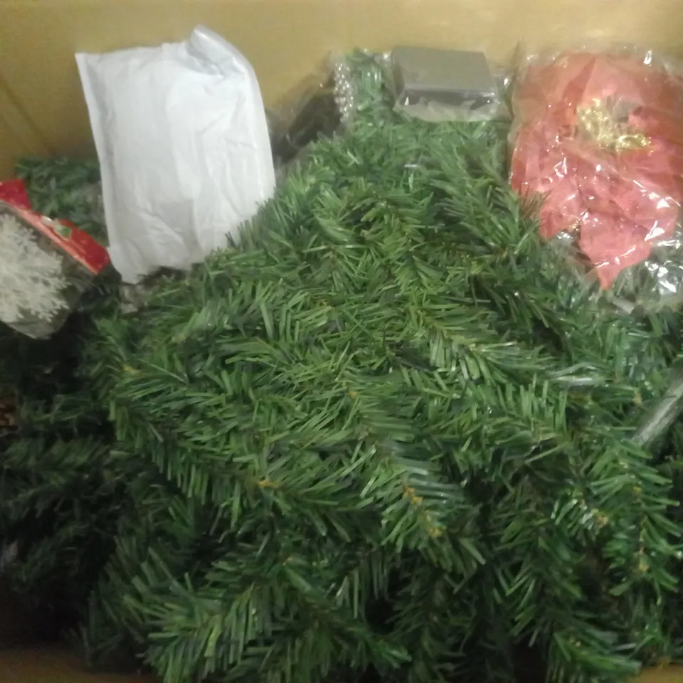 BOX OF APPROXIMATELY 10 ASSORTED ITEMS TO INCLUDE - GARLAND - BLUE BATHROOM MAT - CUSHION ETC