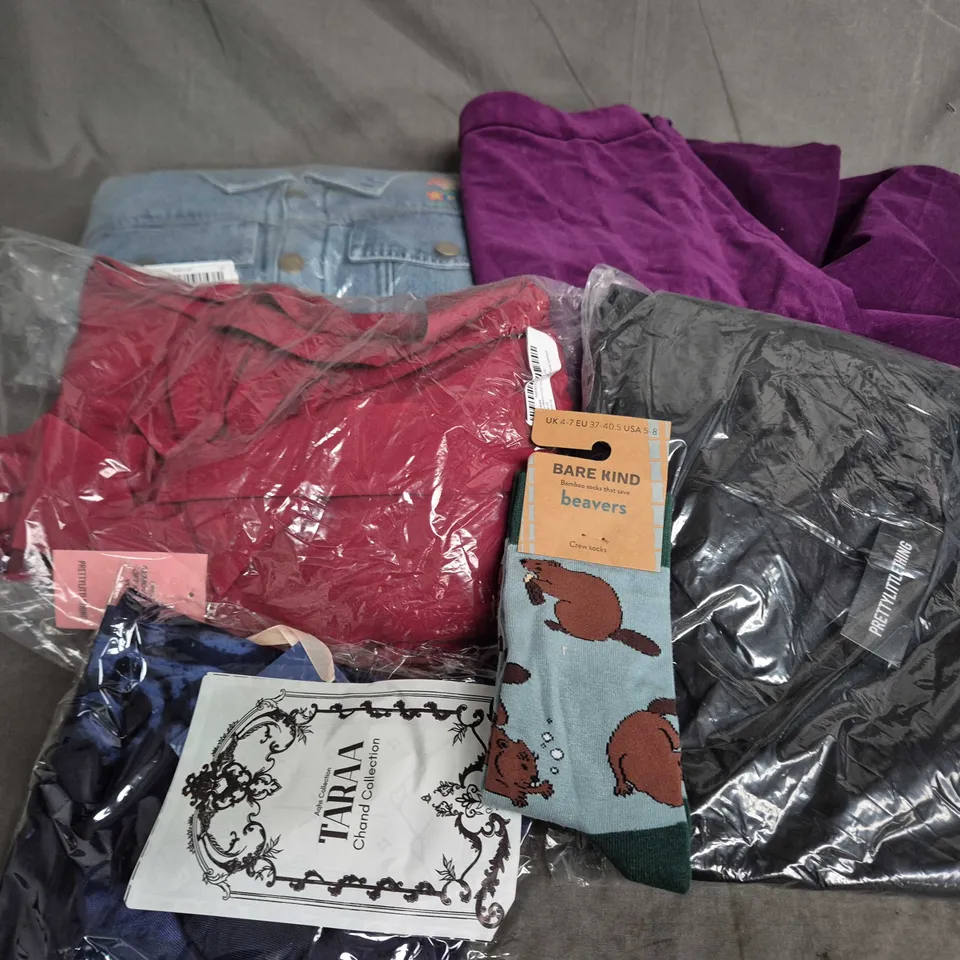 APPROXIMATELY 20 ASSORTED CLOTHING ITEMS IN VARIOUS SIZES, STYLES & COLOURS TO INCLUDE BRANDS SUCH AS BARE KIND, PRETTYLITTLETHING, ASPIGA, ETC - COLLECTION ONLY