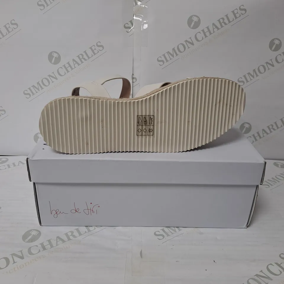 BOXED PAIR OF BEN DE LISI PALMA LEATHER SANDALS IN TALC SIZE 6 