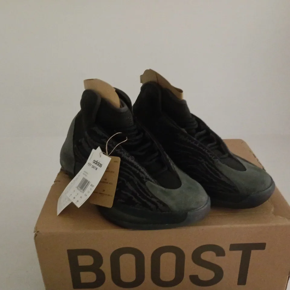 ADIDAS BLACK/GREY BASKETBALL TRAINERS UK 7.5 BOXED
