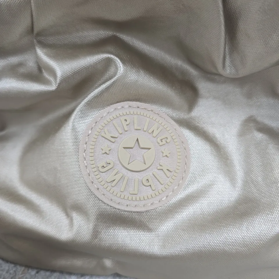 KIPLING SMALL BEIGE CROSSBODY BAG (LOGO PATCH VISIBLE)