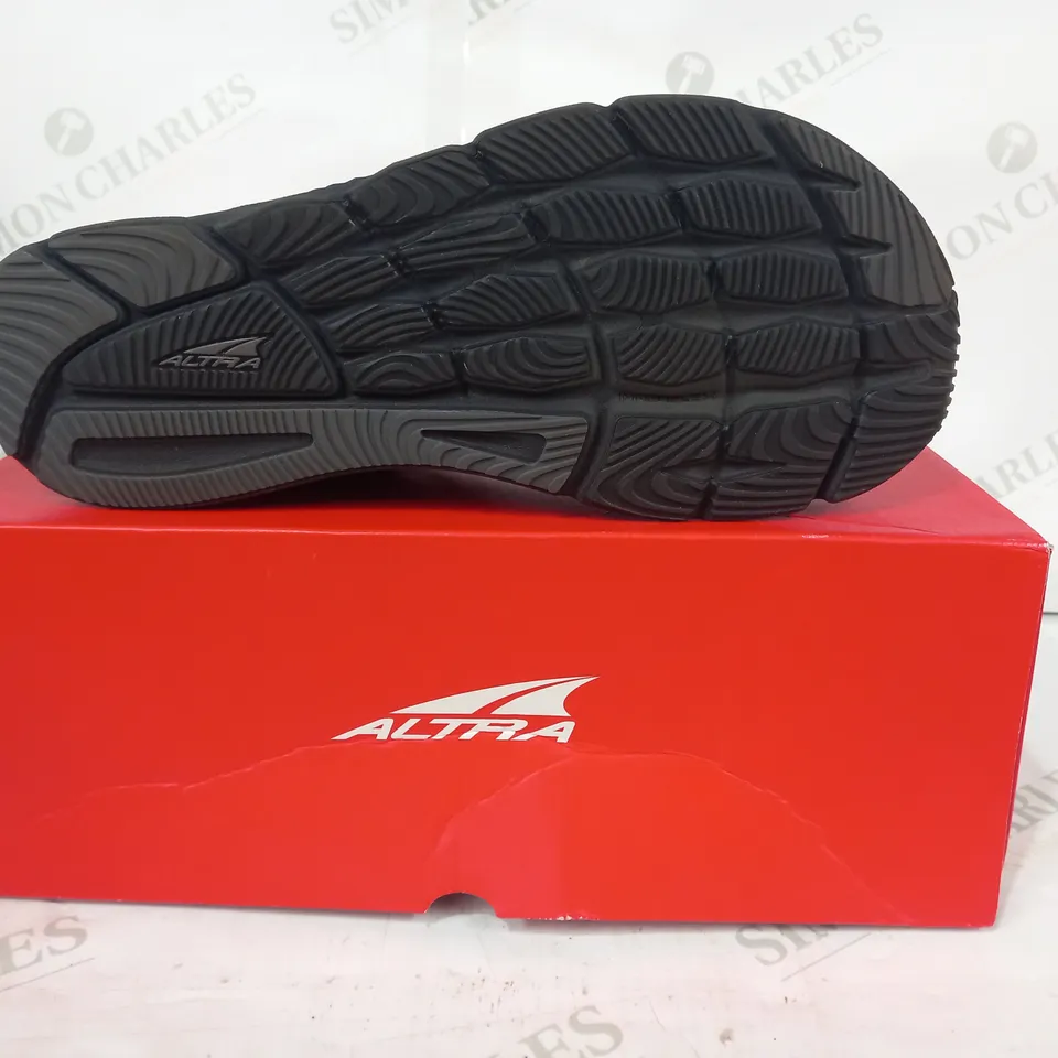 BOXED PAIR OF ALTRA TRAINERS IN DARK GREY UK SIZE 9.5