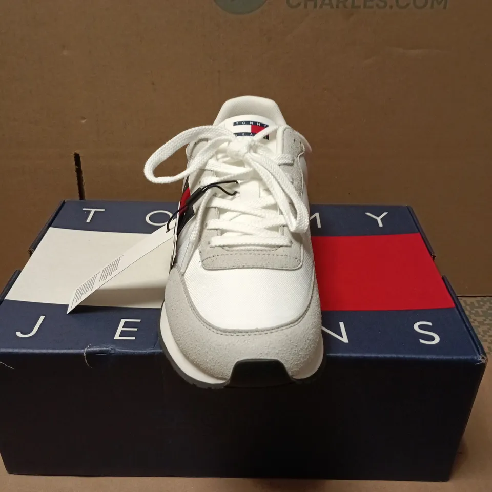 TOMMY JEANS WHITE TRAINERS SIZE EU 44