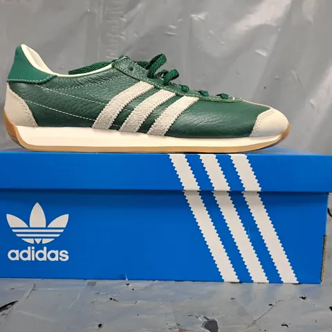 BOXED PAIR OF ADIDAS COUNTRY OG SHOES IN GREEN/WHITE SIZE UK 5