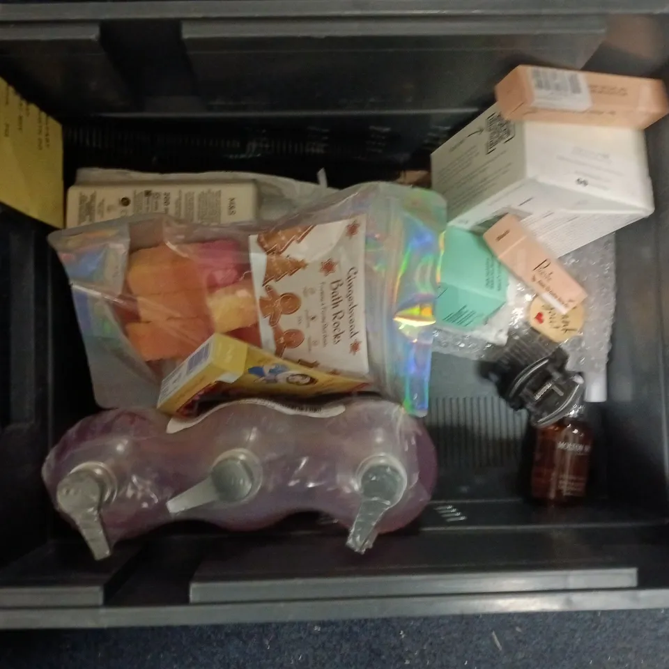 APPROXIMATEY 20 ASSORTED HEALTH AND BEAUTY PRODUCTS TO INCLUDE - ORAL-B 3D WHITE MOUTHWASH - RADOX SHOWER GEL AND PROVOKE BRIGHTEN REPAIR CONDITIONER