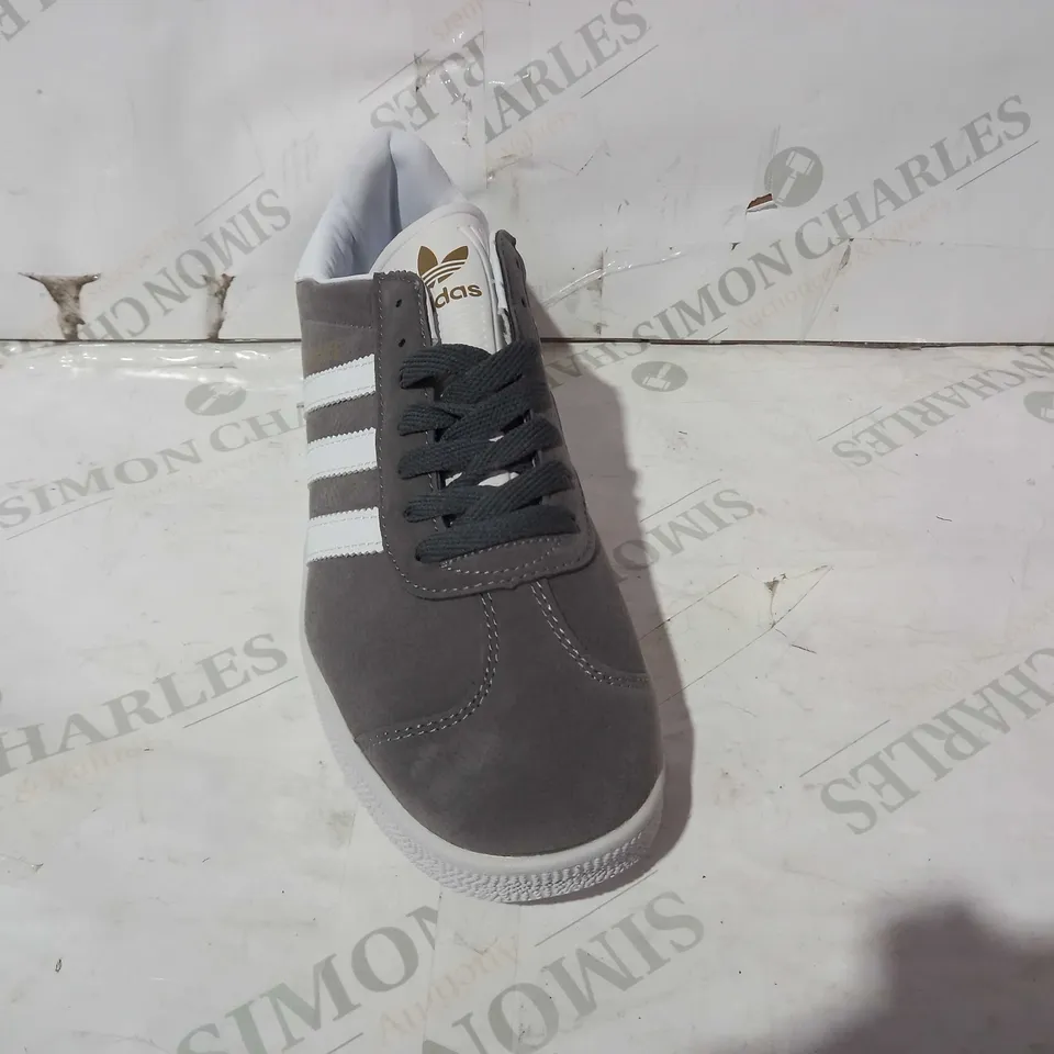 BOXED PAIR OF ADIDAS GAZELLE TRAINERS IN GREY UK SIZE 9