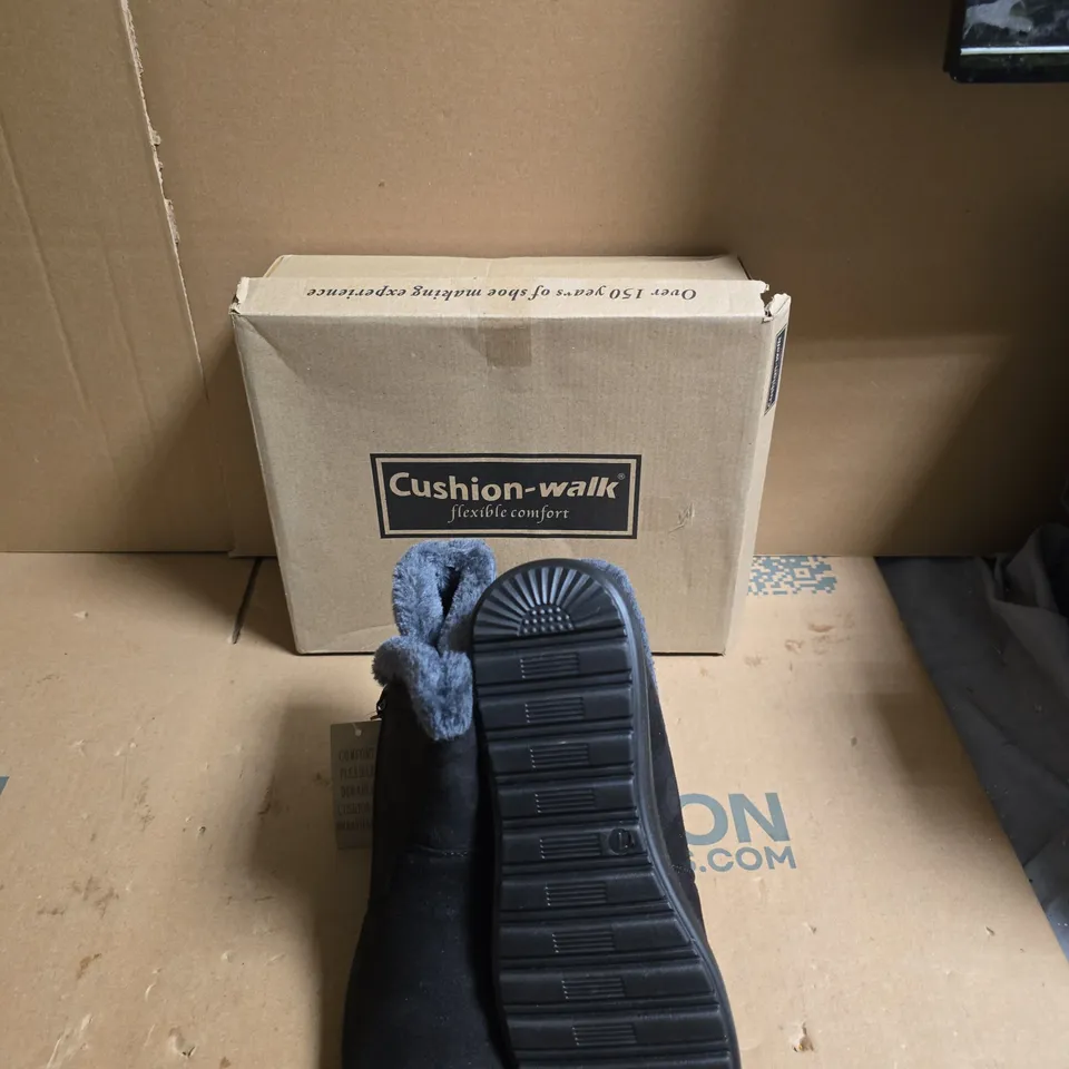 CUSHION-WALK WOMEN'S BLACK ANKLE BOOT WITH FAUX-FUR LINING – UK SIZE 7 