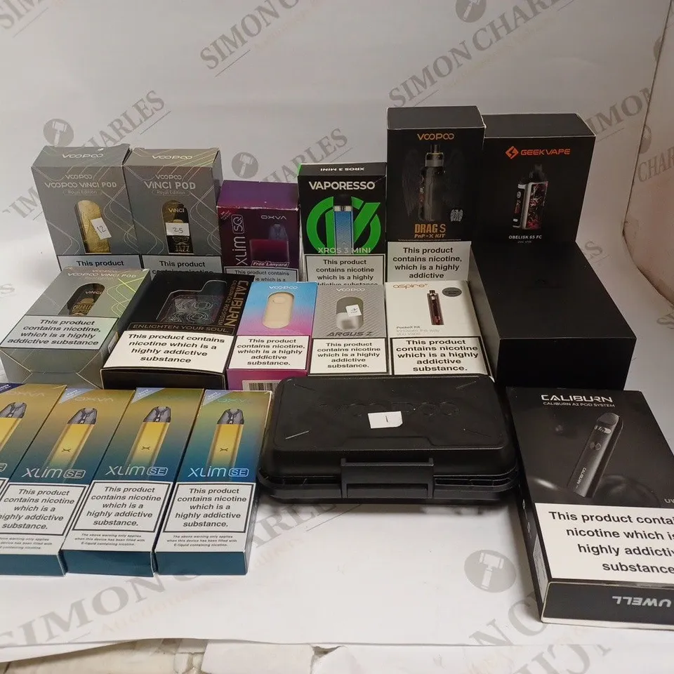 BOX OF APPROXIMATELY 30 E-CIGARETTE PRODUCTS TO INCLUDE VAPORESSO XROS3, VOOPOO DRAG S, GEEKVAPE OBELISK 54 ETC
