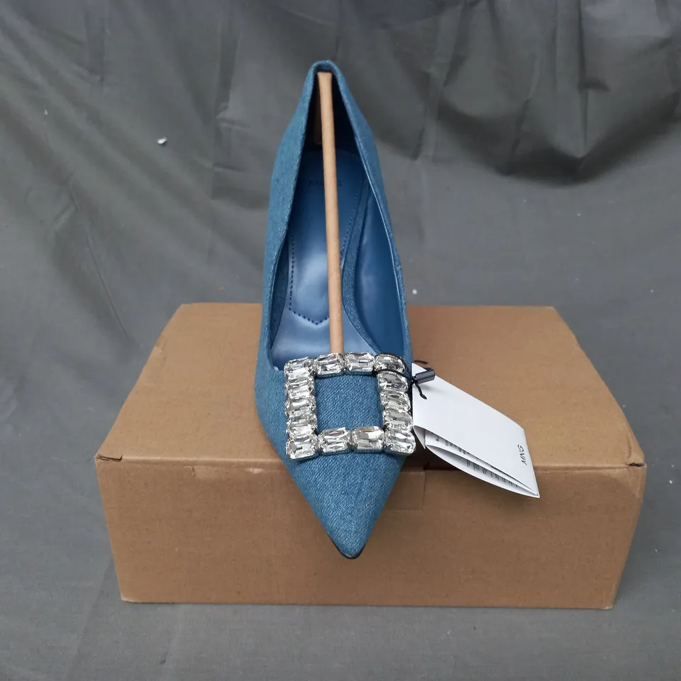 BOXED PAIR OF MNG POINTED TOE HEELS IN DENIM BLUE W. JEWEL EFFECT DETAIL UK SIZE 7