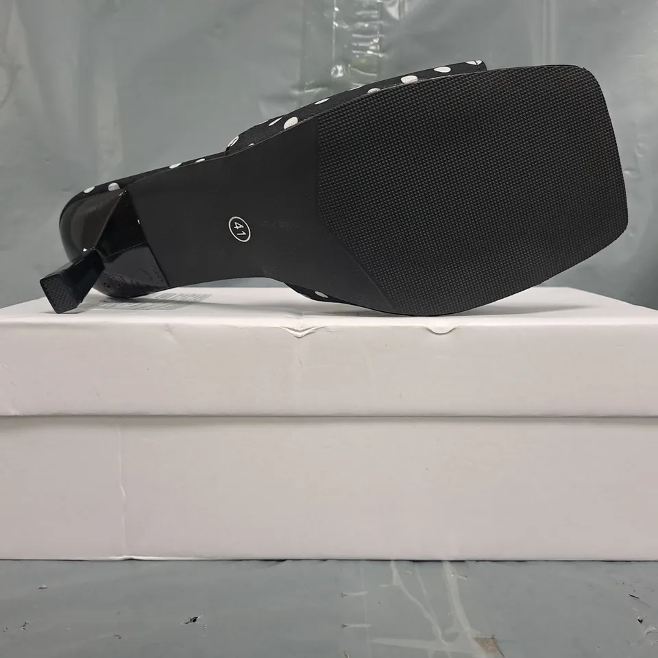 BOXED PAIR OF UNBRANDED OPEN TOE HEELS IN BLACK W. WHITE DOTS SIZE EU 41
