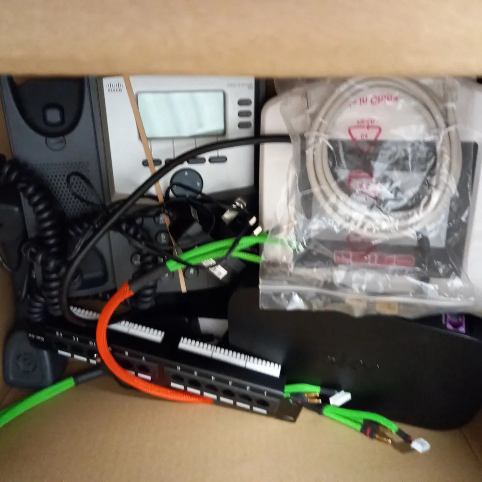 LOT OF ASSORTED TECH ITEMS TO INCLUDE M8S TV BOX, WIRELESS DISPLAY DONGLE, DIGITAL RADIO AND HOME NETWORK ITEMS
