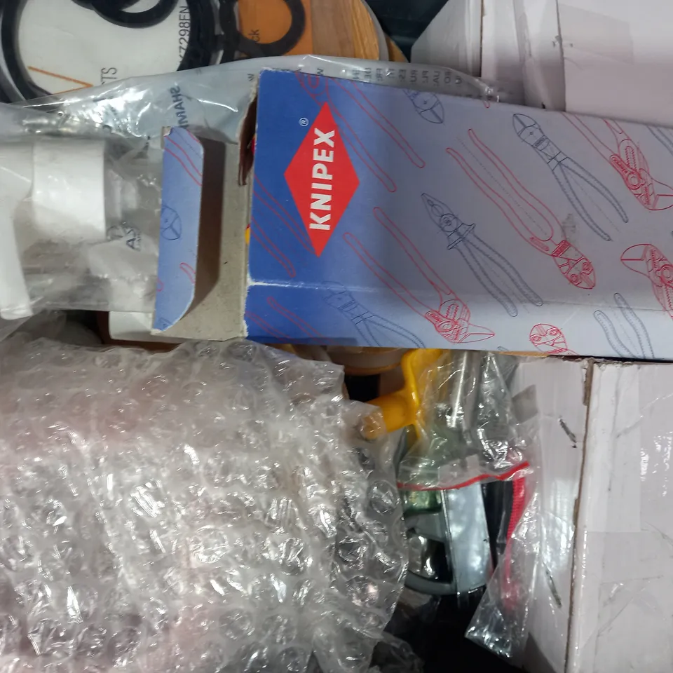 LOT OF APPROXIMATELY 10 ASSORTED HOUSEHOLD ITEMS TO INCLUDE MULTI-FUNCTION WIRE STRIPPER, TAPE MEASURE, VALUEAID FOIL BLANKET, ETC