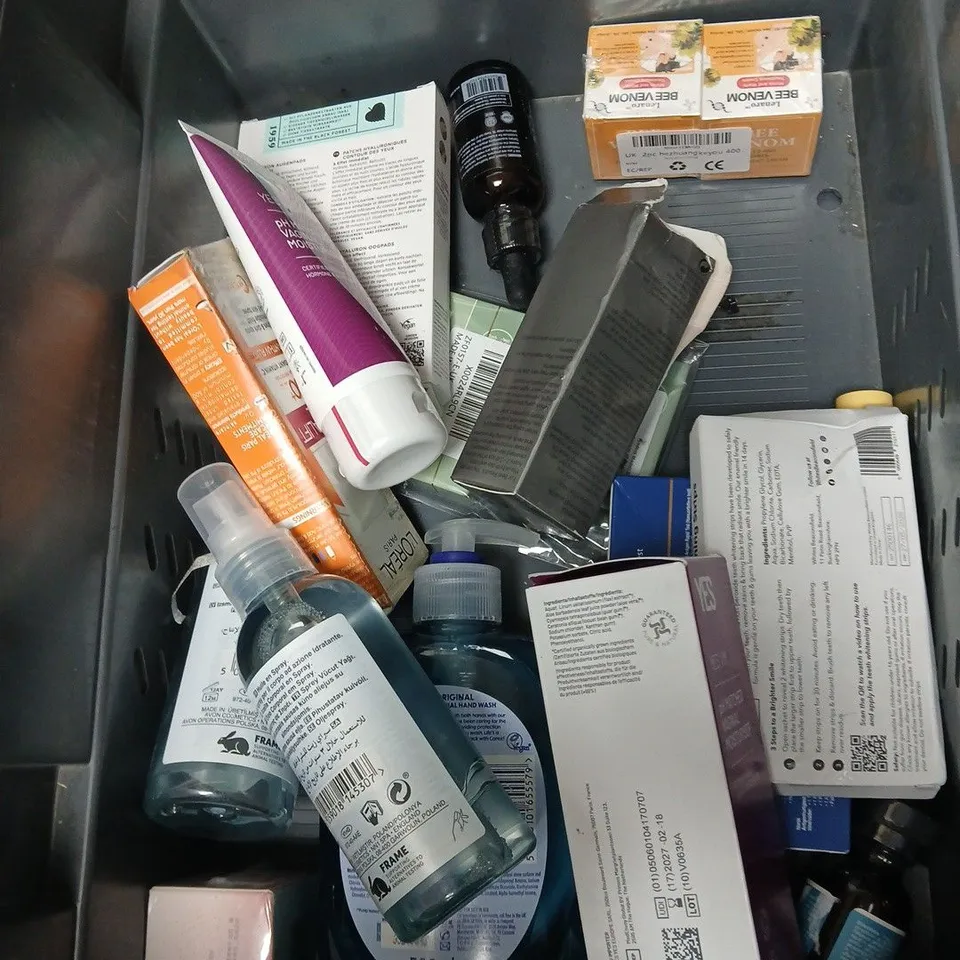 APPROXIMATEY 20 ASSORTED HEALTH AND BEAUTY PRODUCTS TO INCLUDE CERAVE CLEANSER, SKIN SO SOFT OIL SPRAY AND SOLTAN KIDS
