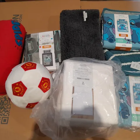 BOX OF APPROXIMATELY 10 ASSORTED BEDDING AND SOFT FURNISHING ITEMS TO INCLUDE - PLUSH BALL - DUVET SETS - BATH MATS ETC. 