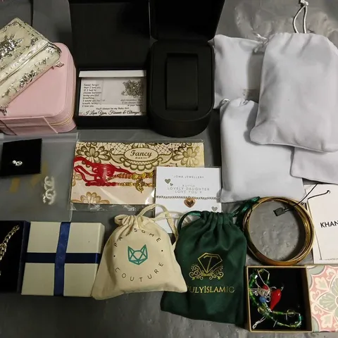 LOT OF ASSORTED JEWELLERY AND WATCH ITEMS TO INCLUDE TRINKET BOX, RINGS, BRACELETS AND EARRINGS