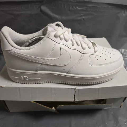 BOXED PAIR OF NIKE AIR FORCE 1 07 TRAINERS IN WHITE - UK SIZE 10.5