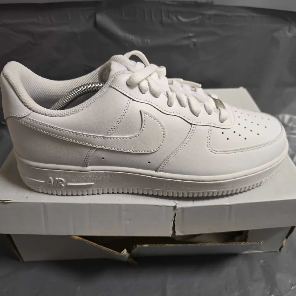 BOXED PAIR OF NIKE AIR FORCE 1 07 TRAINERS IN WHITE - UK SIZE 10.5
