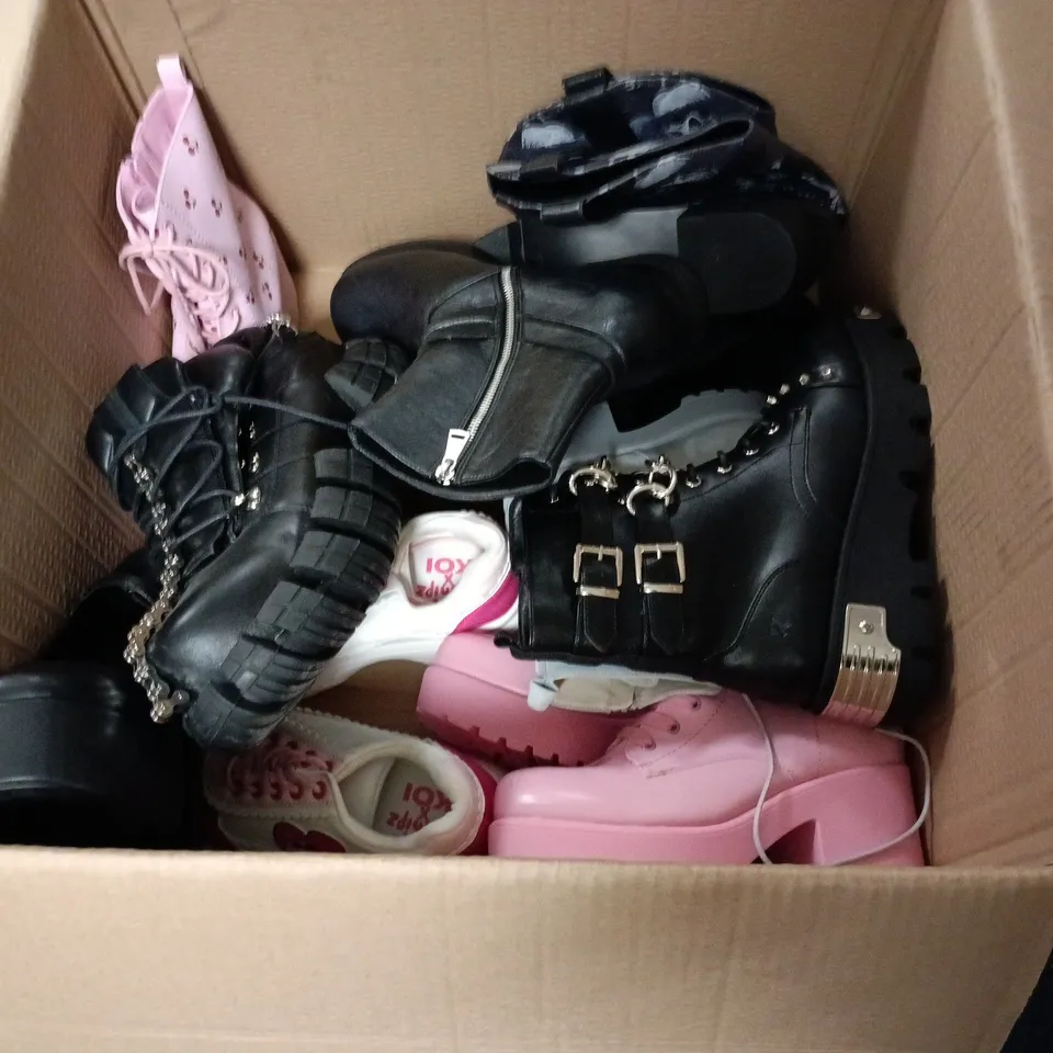 LOT OF APPROXIMATELY 10 ASSORTED PAIRS OF SHOES AND BOOTS IN VARIOUS SIZES