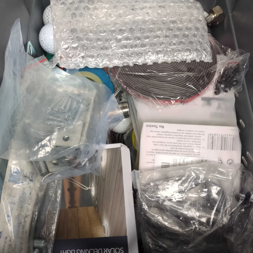 APPROXIMATELY 15 ASSORTED HOUSEHOLD ITEMS TO INCLUDE MARKERS , STORAGE BOXES, WEIGHTS , ETC 