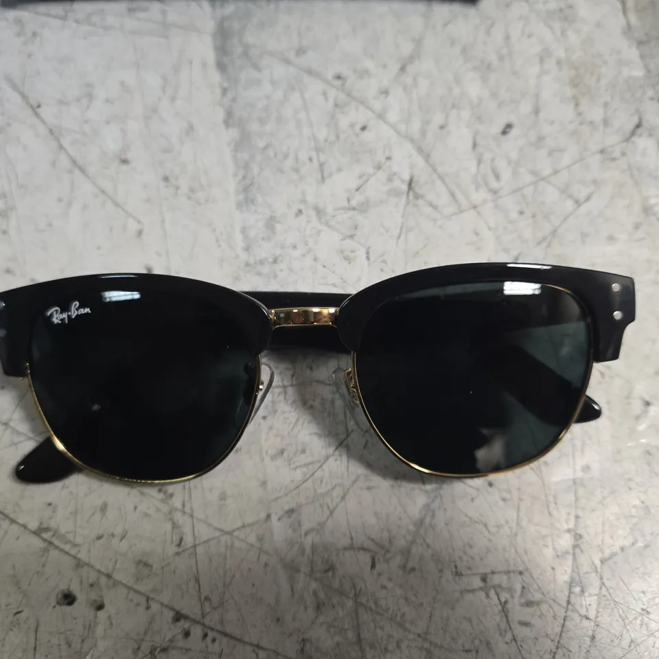 BOXED PAIR OF RAY BAN SUNGLASSES