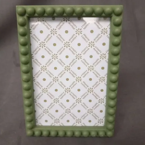 THREE BEADED FRAMES 6 X 4" GREEN