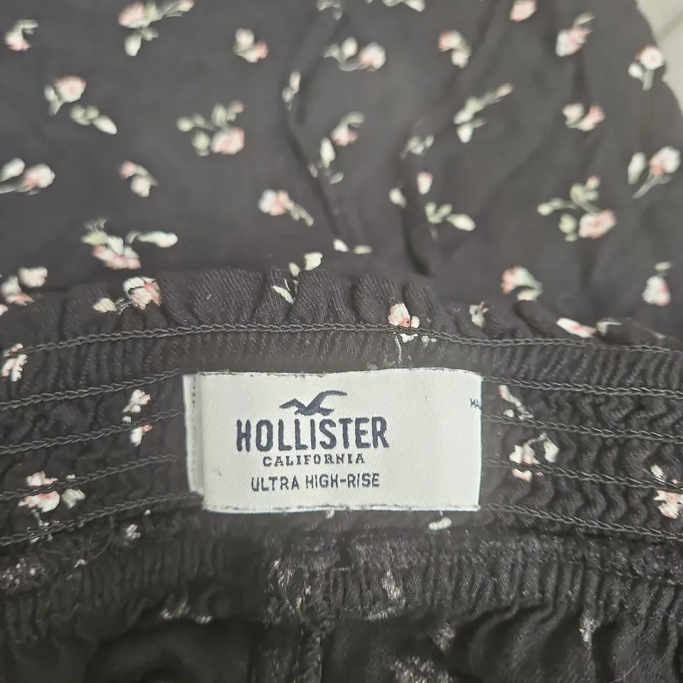 HOLLISTER BLACK FLORAL PRINT TROUSERS SIZE M