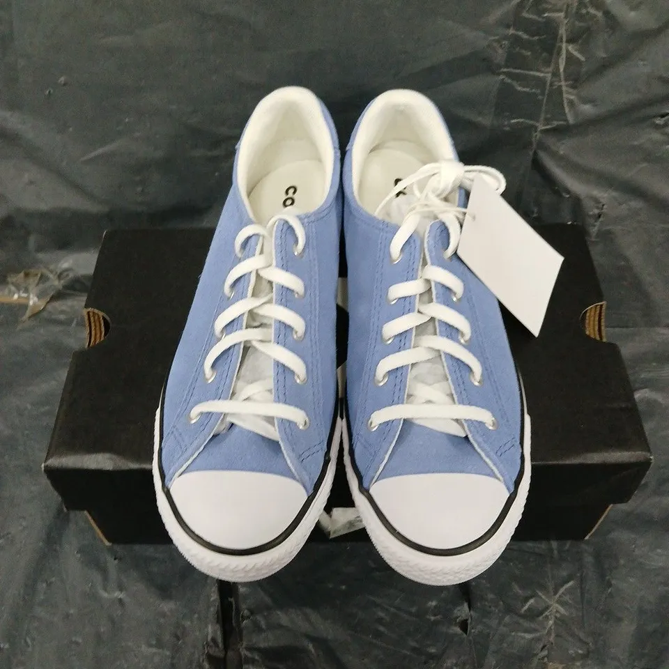 BOXED PAIR OF CONVERSE CANVAS SHOES - UK SIZE 5 - WOMENS 