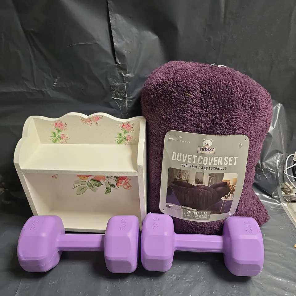 BOX OF APPROXIMATELY 7 ASSORTED HOUSEHOLD ITEMS TO INCLUDE - TEDDY DUVET COVER SET - 3KG DUMBBELL PAIR - DECORATIVE SHELF - ETC