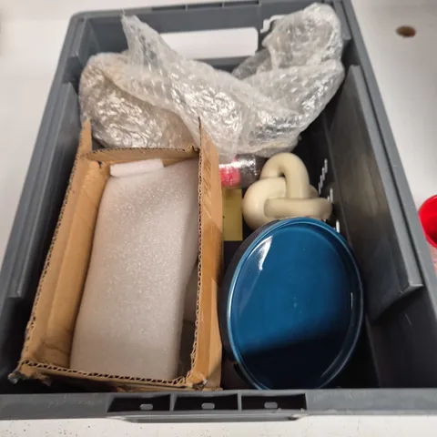 TOTE OF APPROXIMATELY 7 ASSORTED FRAGILE ITEMS TO INCLUDE: MAISON DU MONDE MUG 